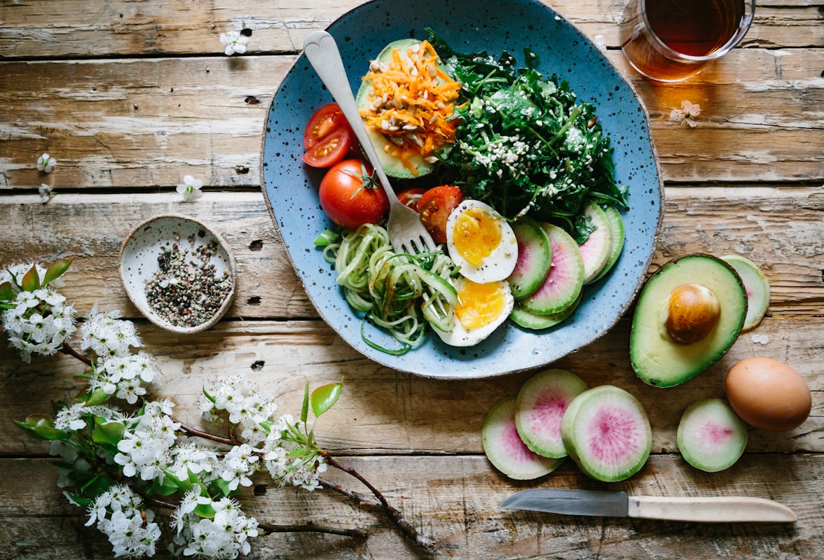 Dieta equilibrada con frutas y verduras frescas