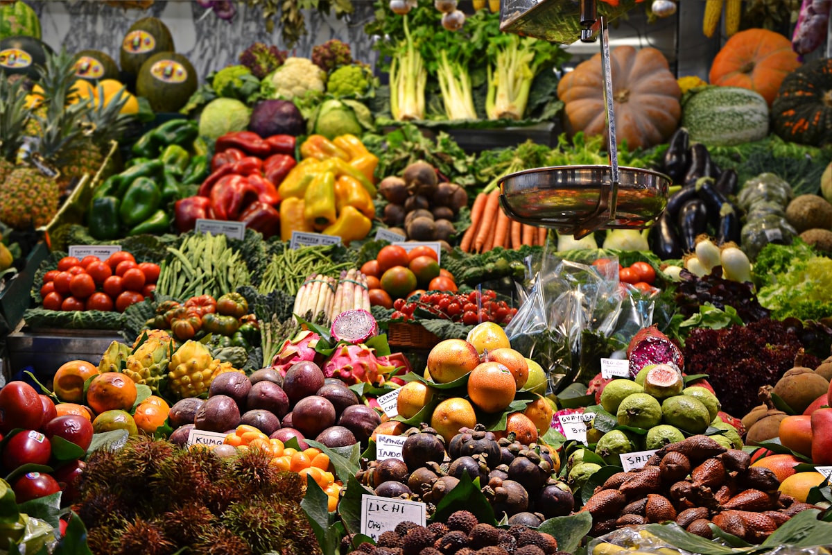Alimentos nutritivos y coloridos que simbolizan energía y equilibrio